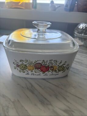 Corningware Casserole dish with lid, Spice of Life design. 1 1/2 Quart